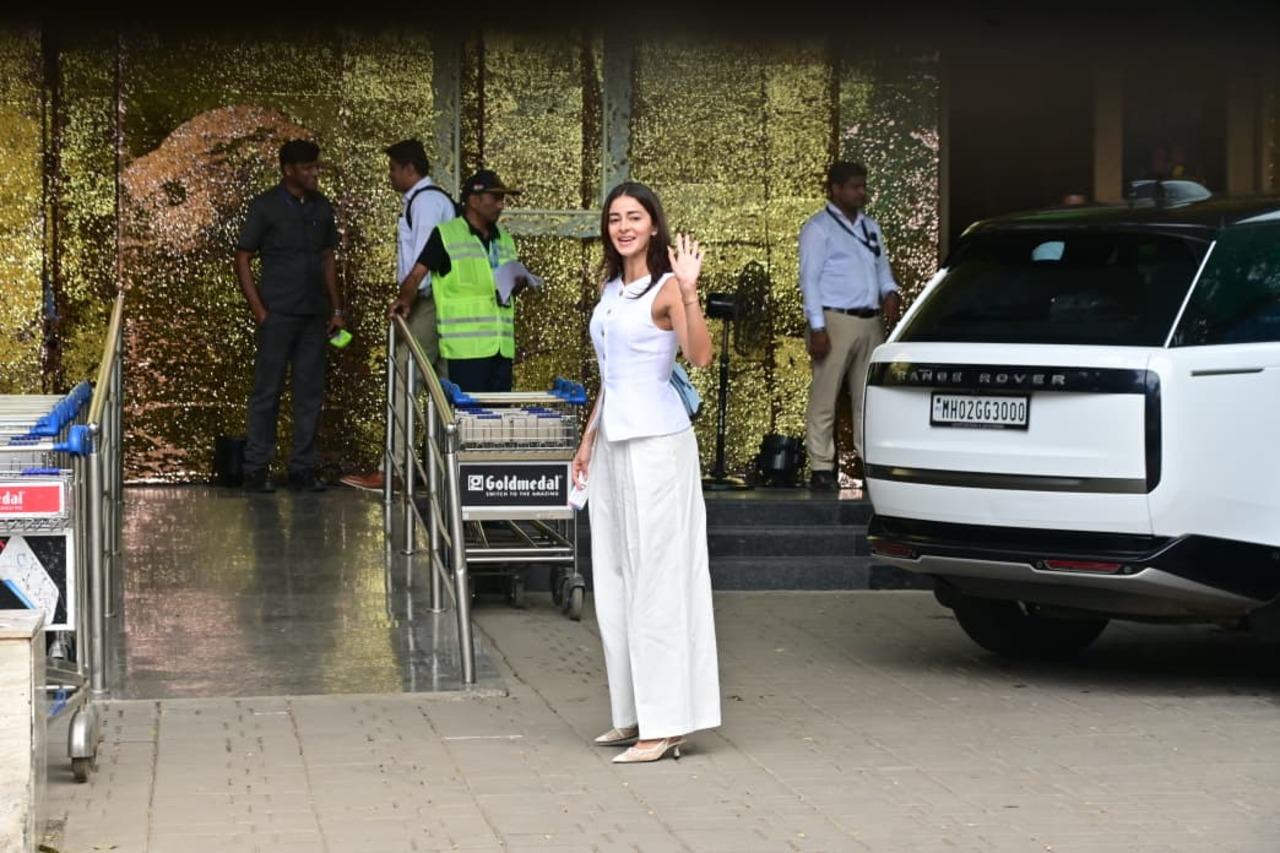 Ananya Panday was also spotted at the Kalina airport in a classy white vest with matching loose pants. She waved at the paps before heading inside the premises.